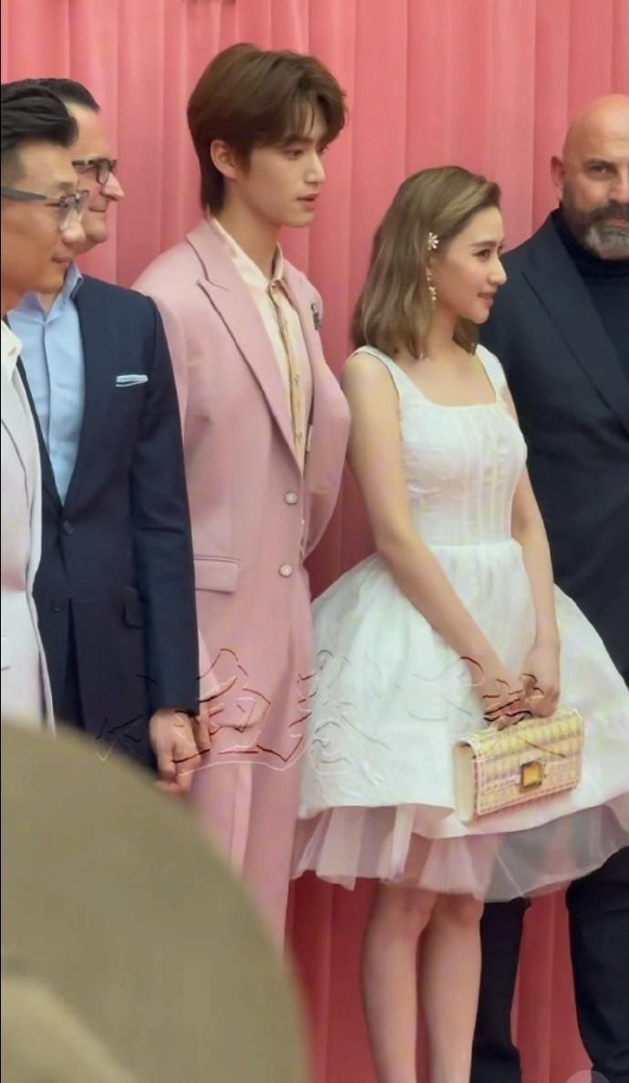 最近何超莲和张康乐在杭州出席时尚活动，两位站在一起显得非常般配，看起来很有情侣范