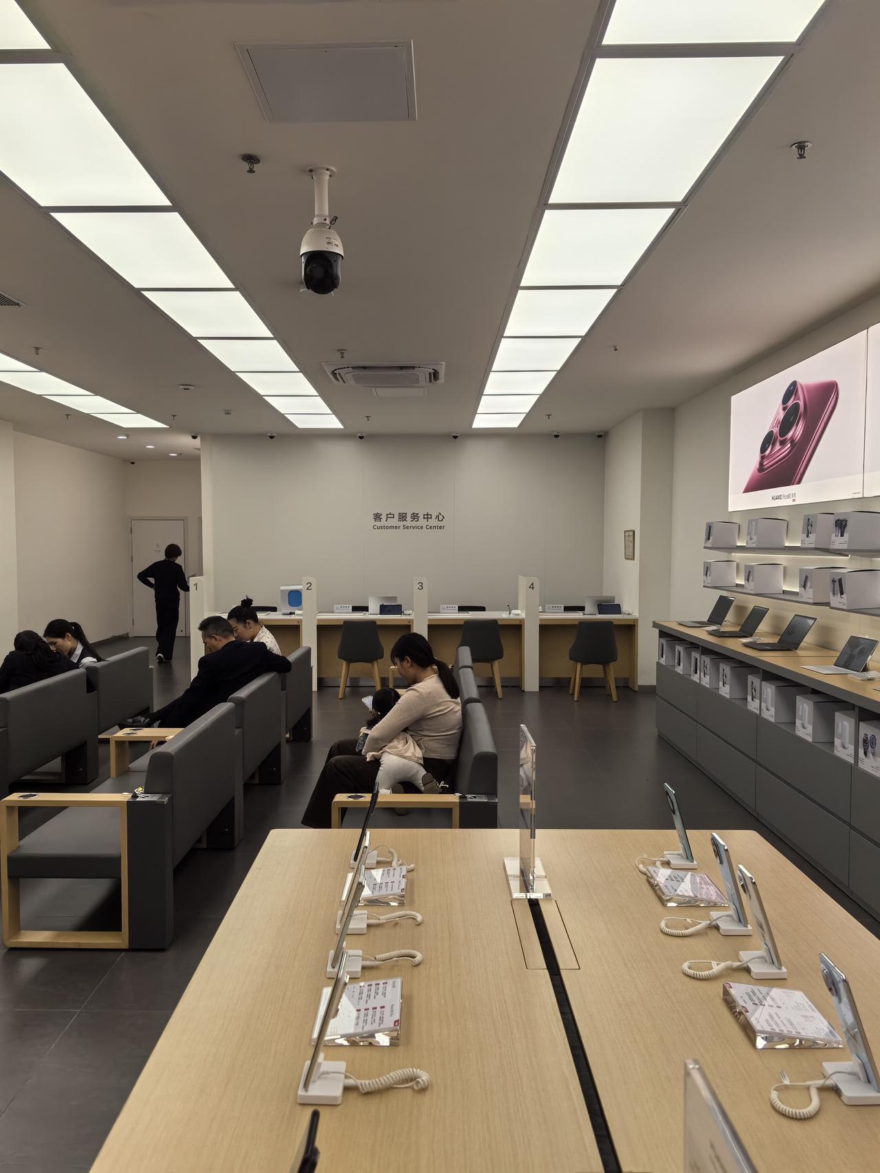 华为服务不要太好，前几天不小心摔碎屏了，今天去线下服务中心维修，Pura80Ul