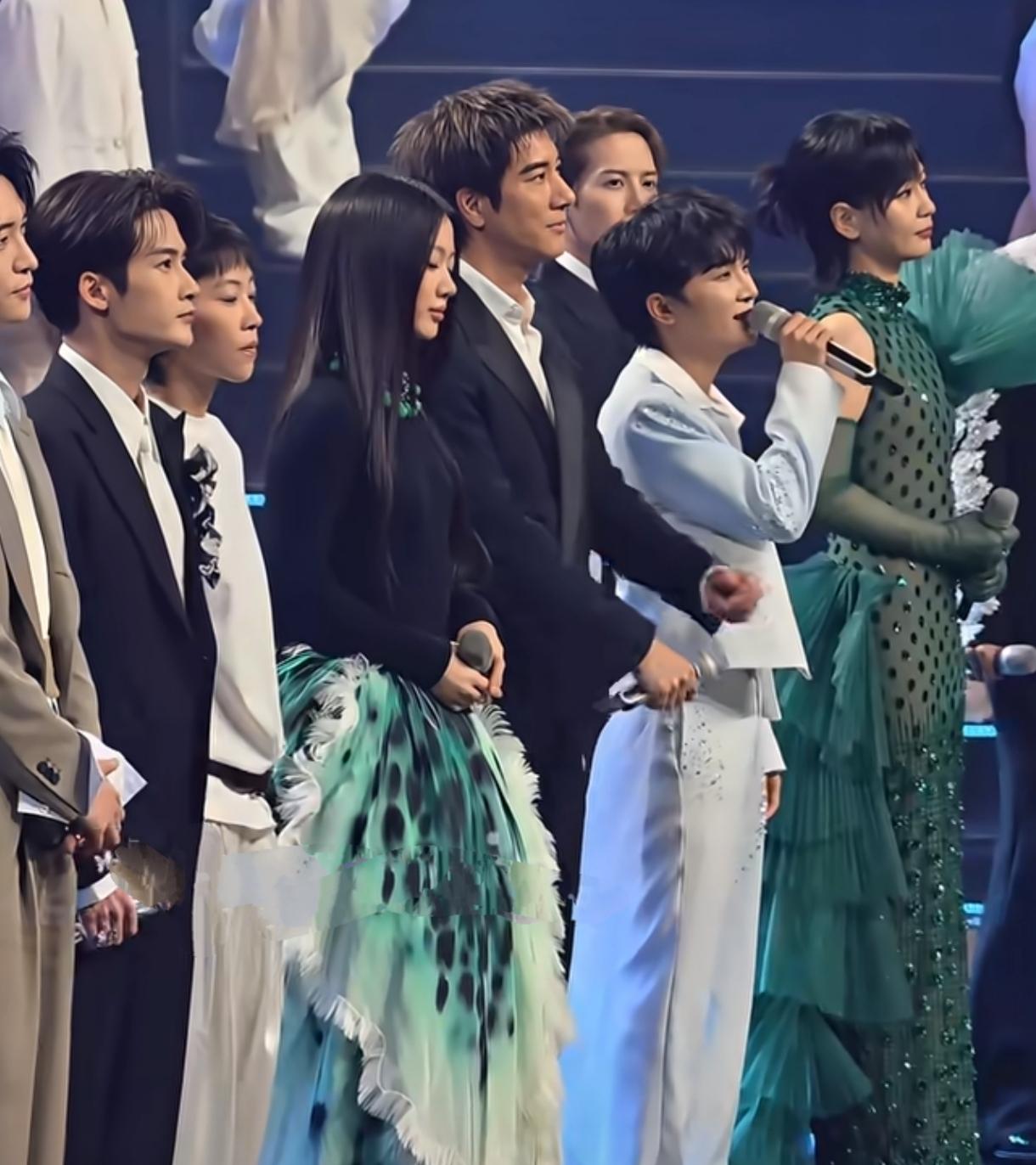 这明星阵容也太豪华了吧！湾区升明月大合唱《愿世界和平》，参与演唱的明星个个都是顶