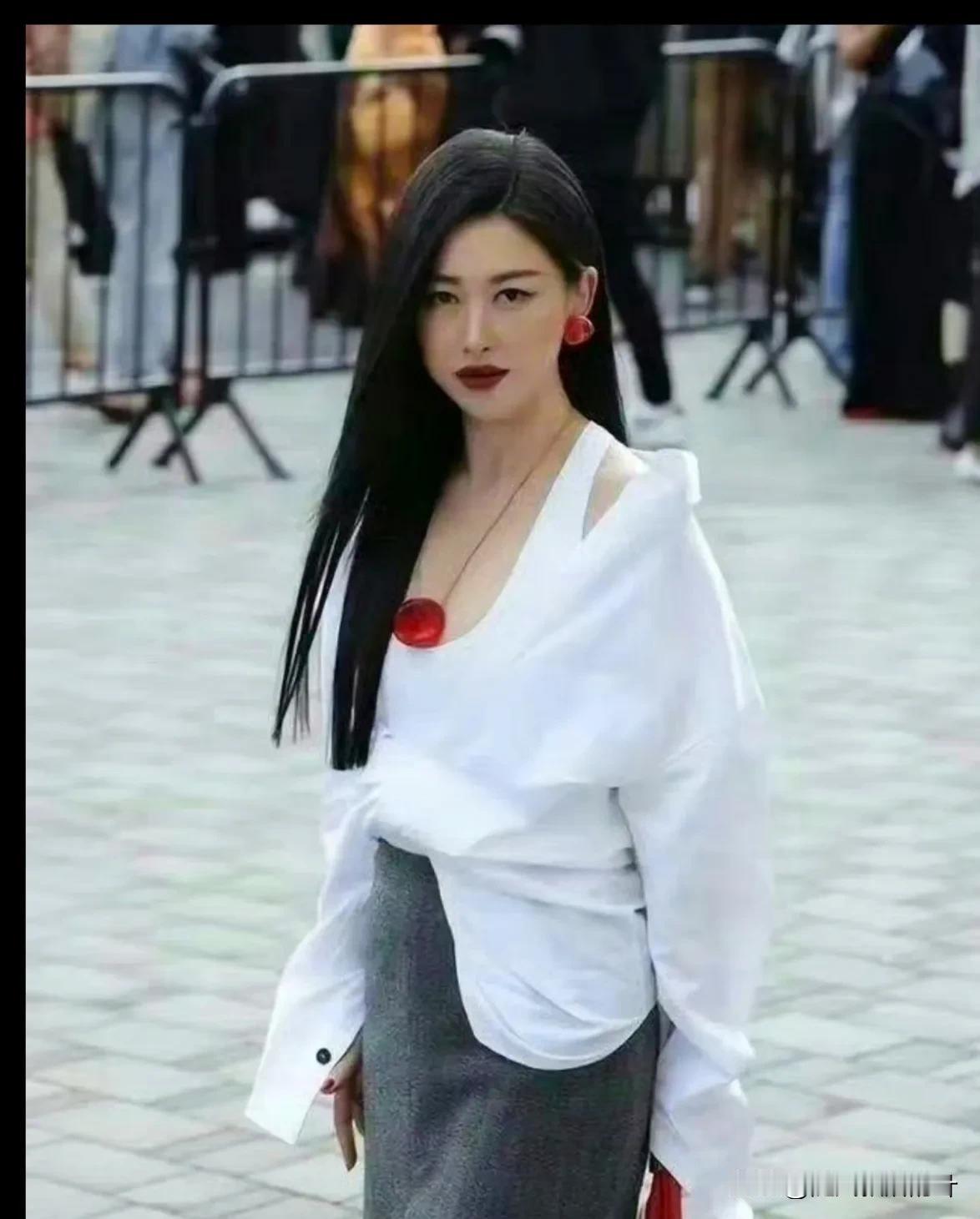 朱珠还是很美的，主要还是有气质时尚界的朱珠