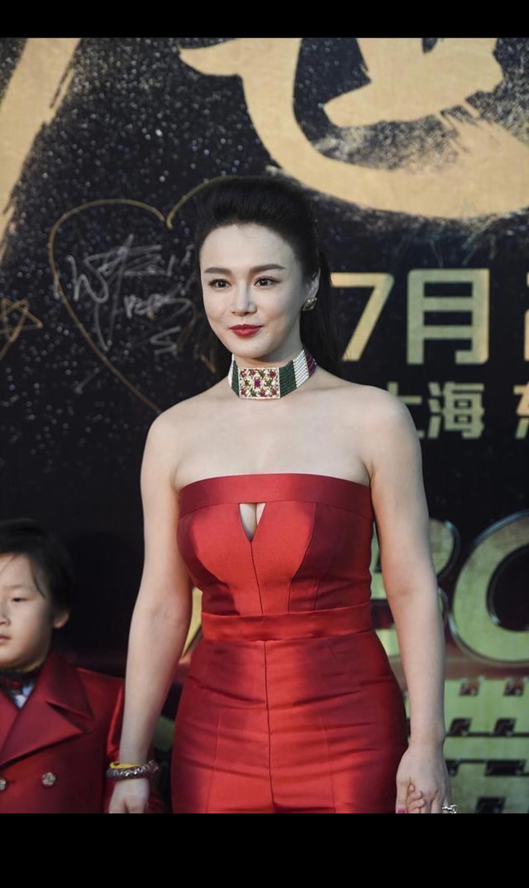 明明她可以安稳的当家里的富太太！
可是她偏不！
非要掌握经济大权当CEO！
当C