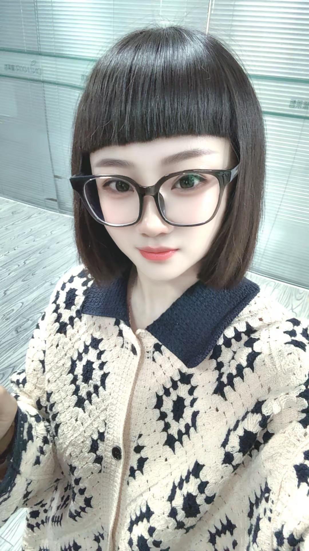 下意识的偏爱是藏不住的，就像晾衣服时总把最好的衣架留给最喜欢的衣服。短发与眼镜搭