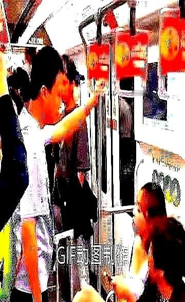女子：操你M！

男子：我没有妈！

我是你生的！

女子：算个鸡毛！

男子：