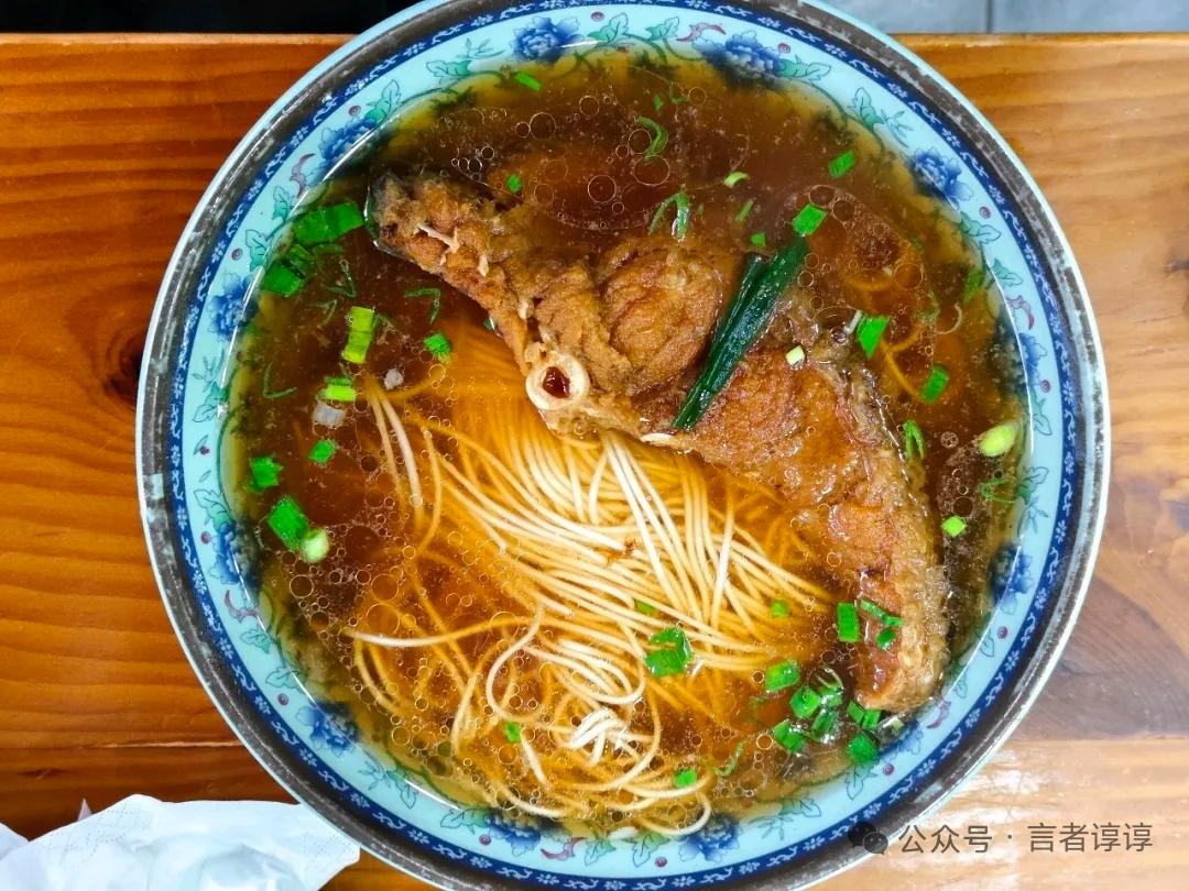 一碗热气腾腾的苏式爆鱼面，满足你的味蕾需要！🍜💕