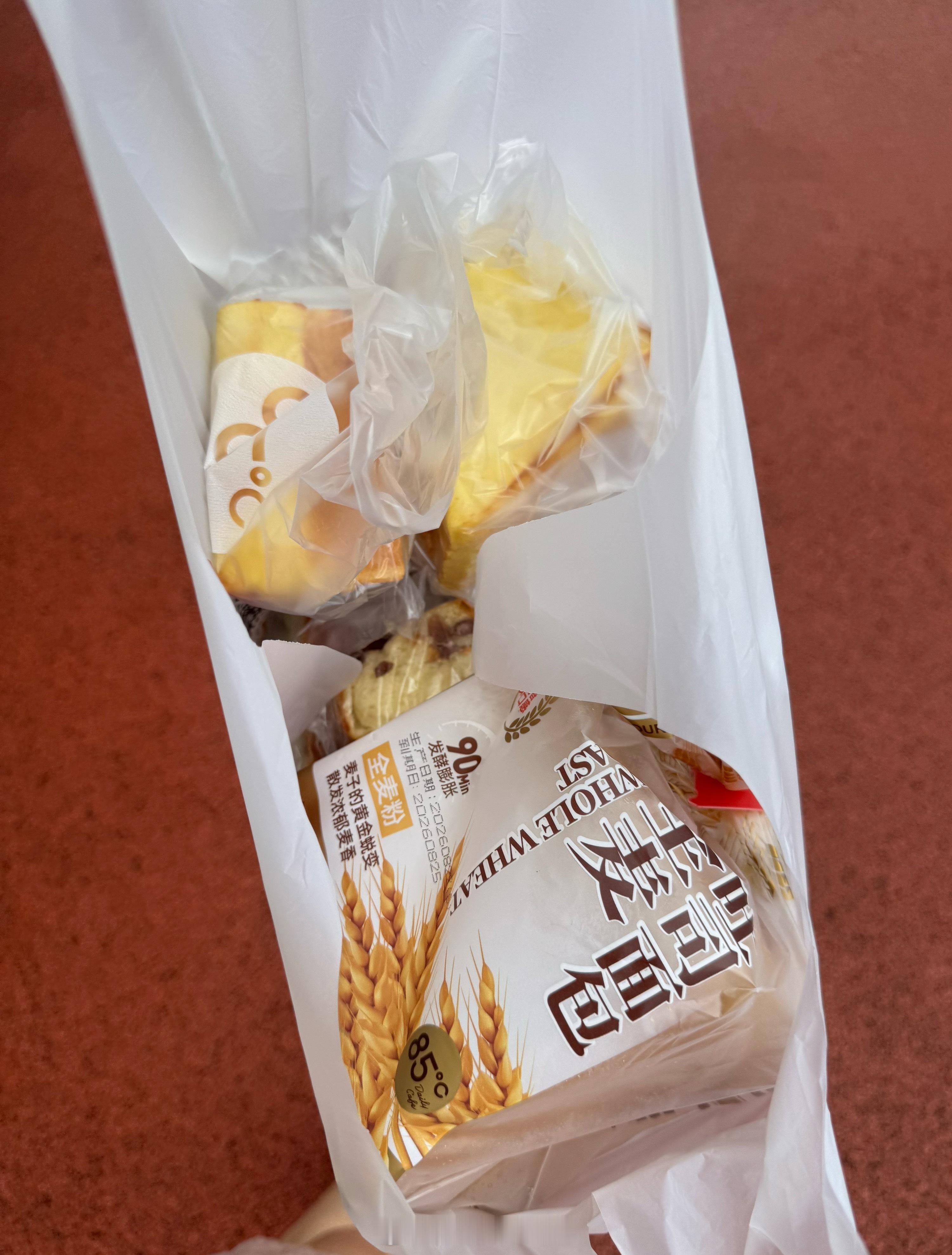 一早就到另一家 85 度买了 100 多块的面包，卡里还有余额，希望这家不要闭店