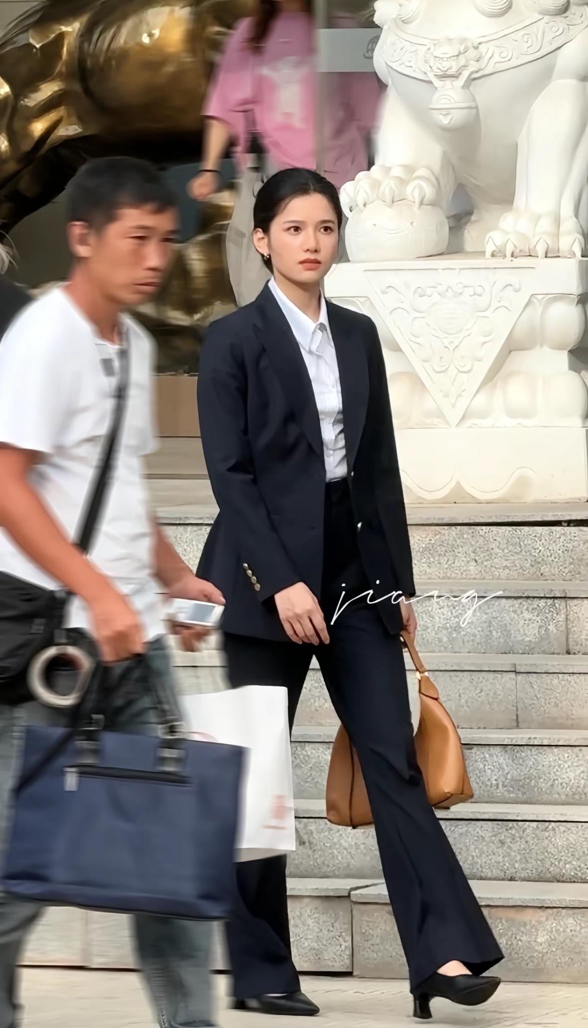 张婧仪穿西服像极了体制内的干部，如果他在体制内工作的话应该是什么级别领导