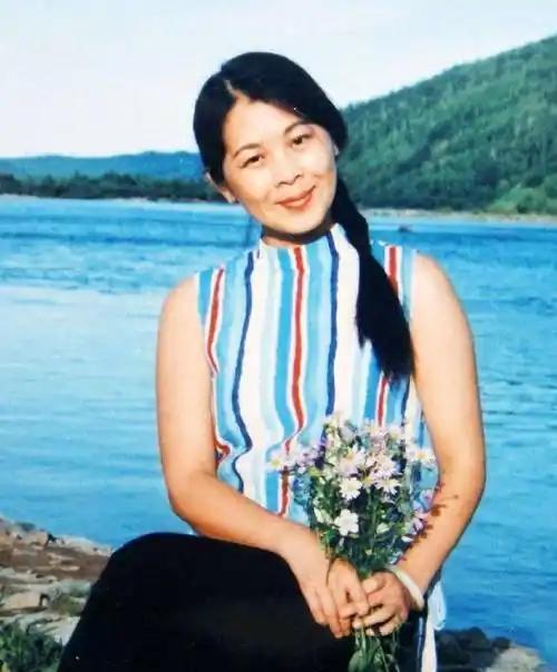 迟子建平静的外表下，隐藏着超越常人的坚韧和倔强。
1998年她与黄世君结婚的时候