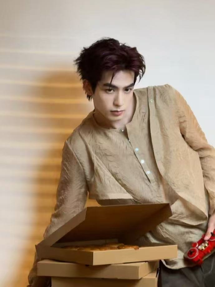 宋威龙/宋威龙 内娱稀缺的氛围感男演员宋威龙！得天独厚的浓颜长相适配所有造型，红
