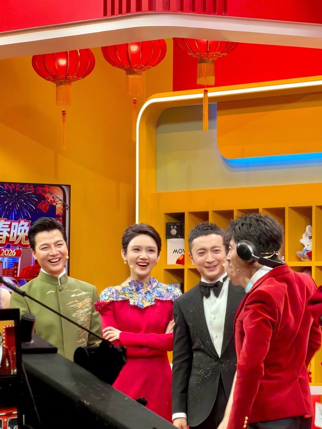 龙洋大气沉稳春晚主持人龙洋今晚也太能打了吧！👍 听说现场没提词器，全靠硬背稿，