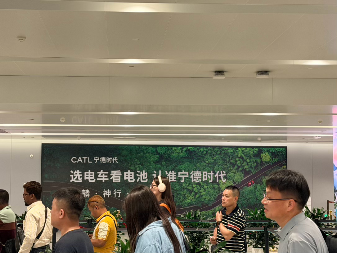 在机场又看到电池厂广告了，大宁子还是有钱的，以前不会想到TOC 的公司也会这样到