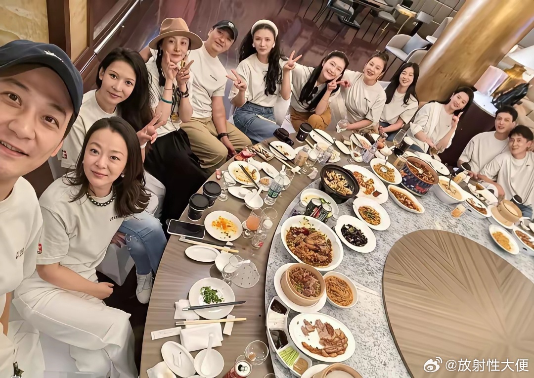 这是刘亦菲的同学聚会吗？谁最美真的好明显，一眼就能看出。 