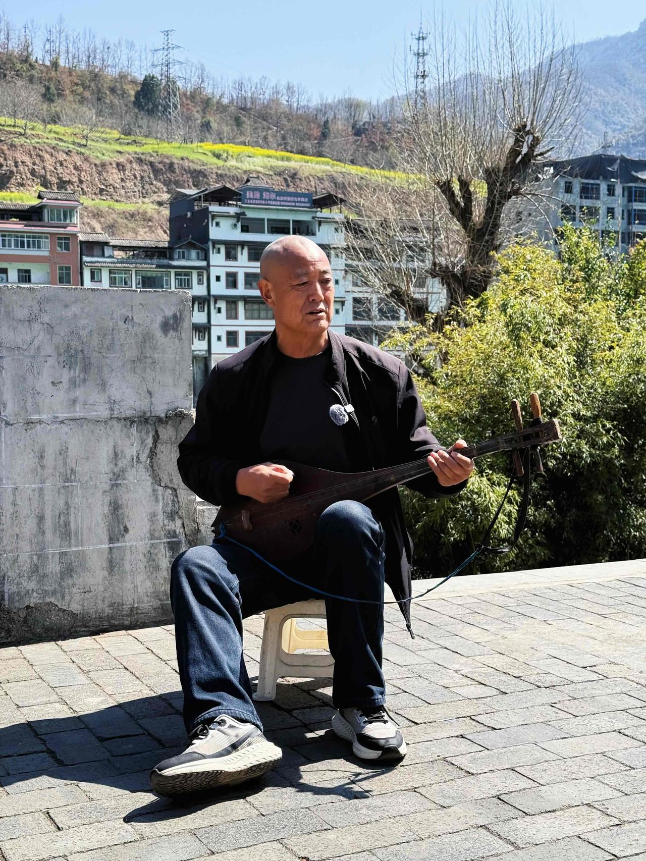 高手在民间，
我这次来甘肃陇南旅行，
走到碧口古镇的时候，
遇到了一个老爷爷，