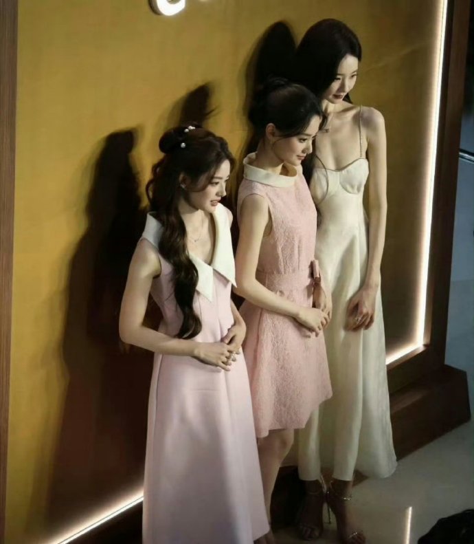 张艺凡、徐若晗、夏梦同台出席活动，张艺凡因为高跟鞋太高，脱掉鞋子和其他两位合影。