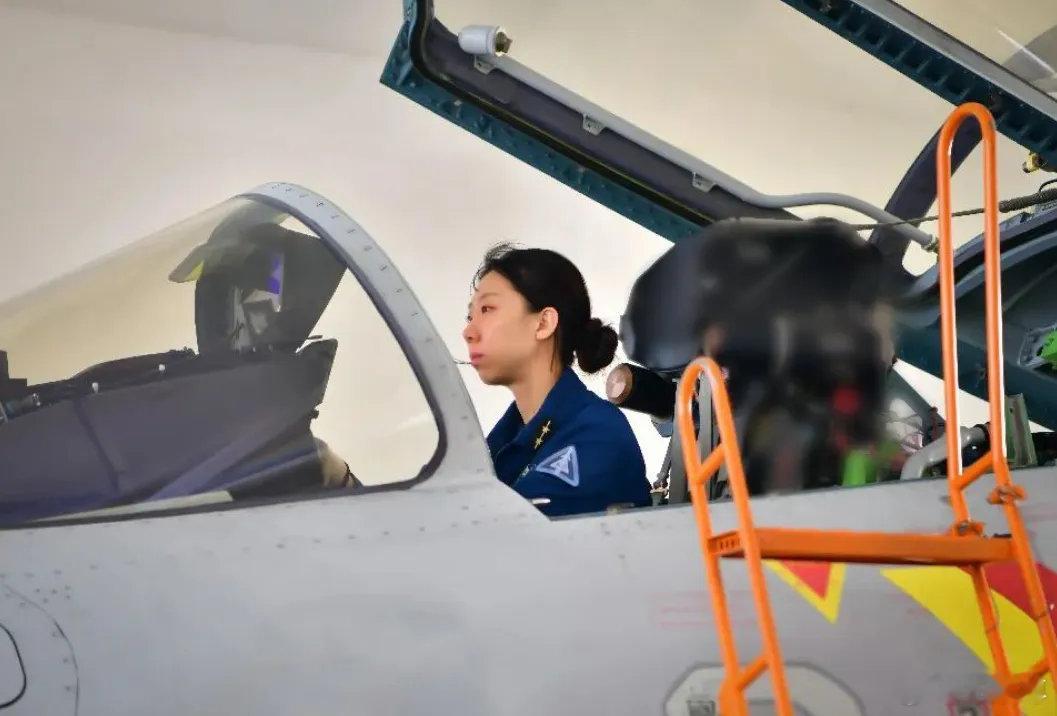 杨小雨，海军舰载航空兵某部机务大队副中队长，首位从事舰载机一线保障的机务女干部 