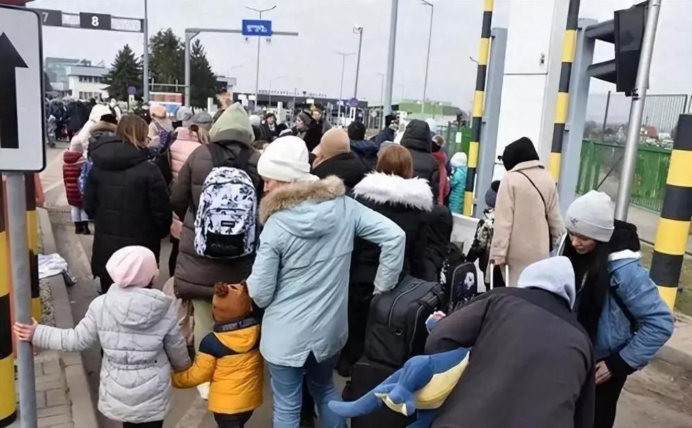 乌克兰这仗打得太惨了，真不能再继续下去，再打下去人都快没了。据统计，俄乌冲突以来