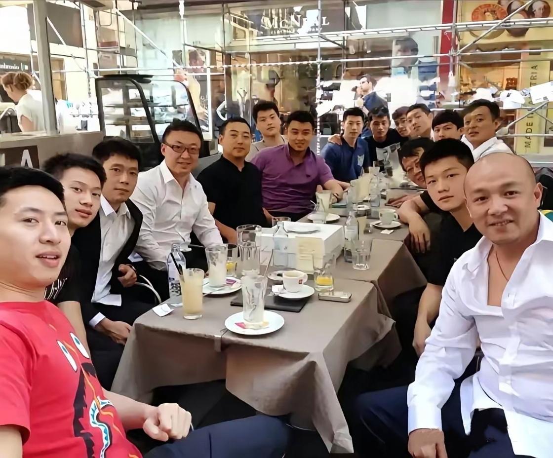一众乒坛赫赫有名的教练员与球员的聚餐照：我第一眼就认出了笑若朗月的王皓，戴着眼镜