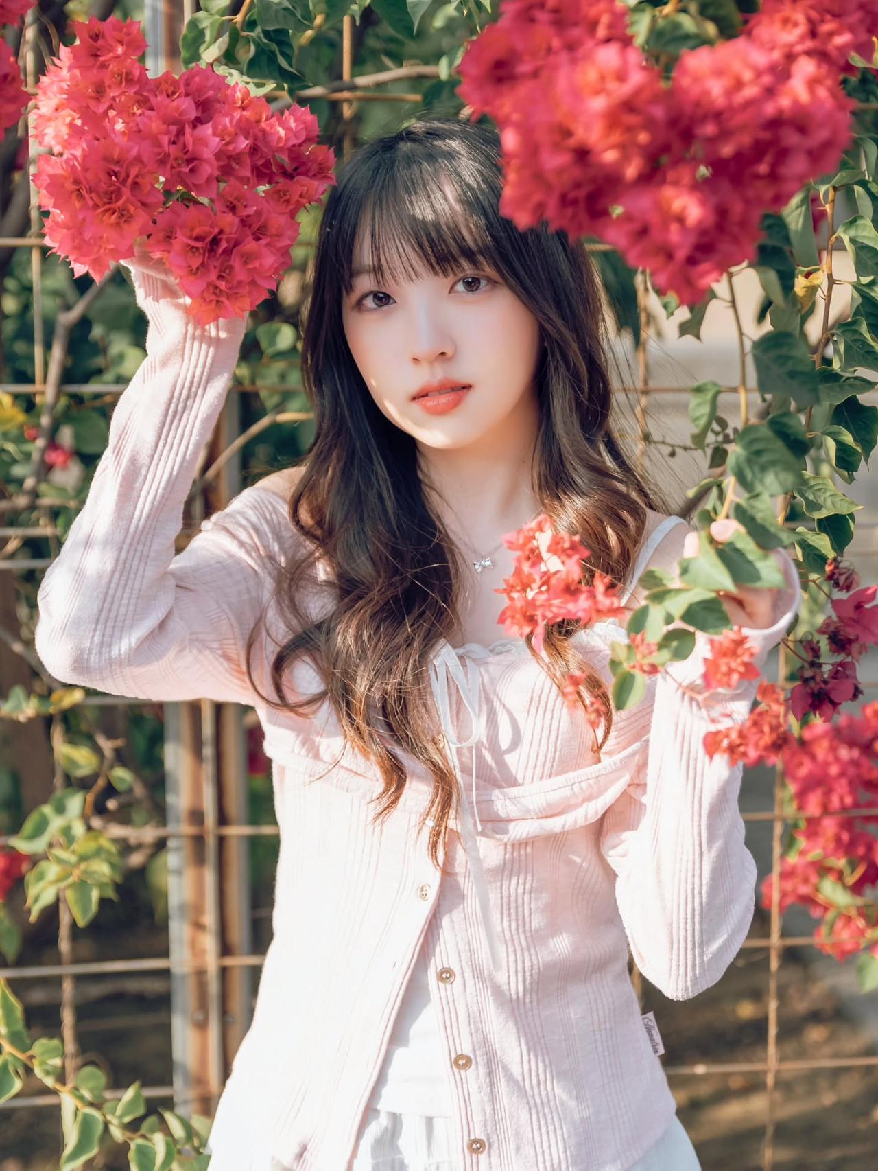 少女与花海，粉色毛衣的甜美时光女生穿搭如何又飒又美? 女生怎么穿搭会看上去很优雅