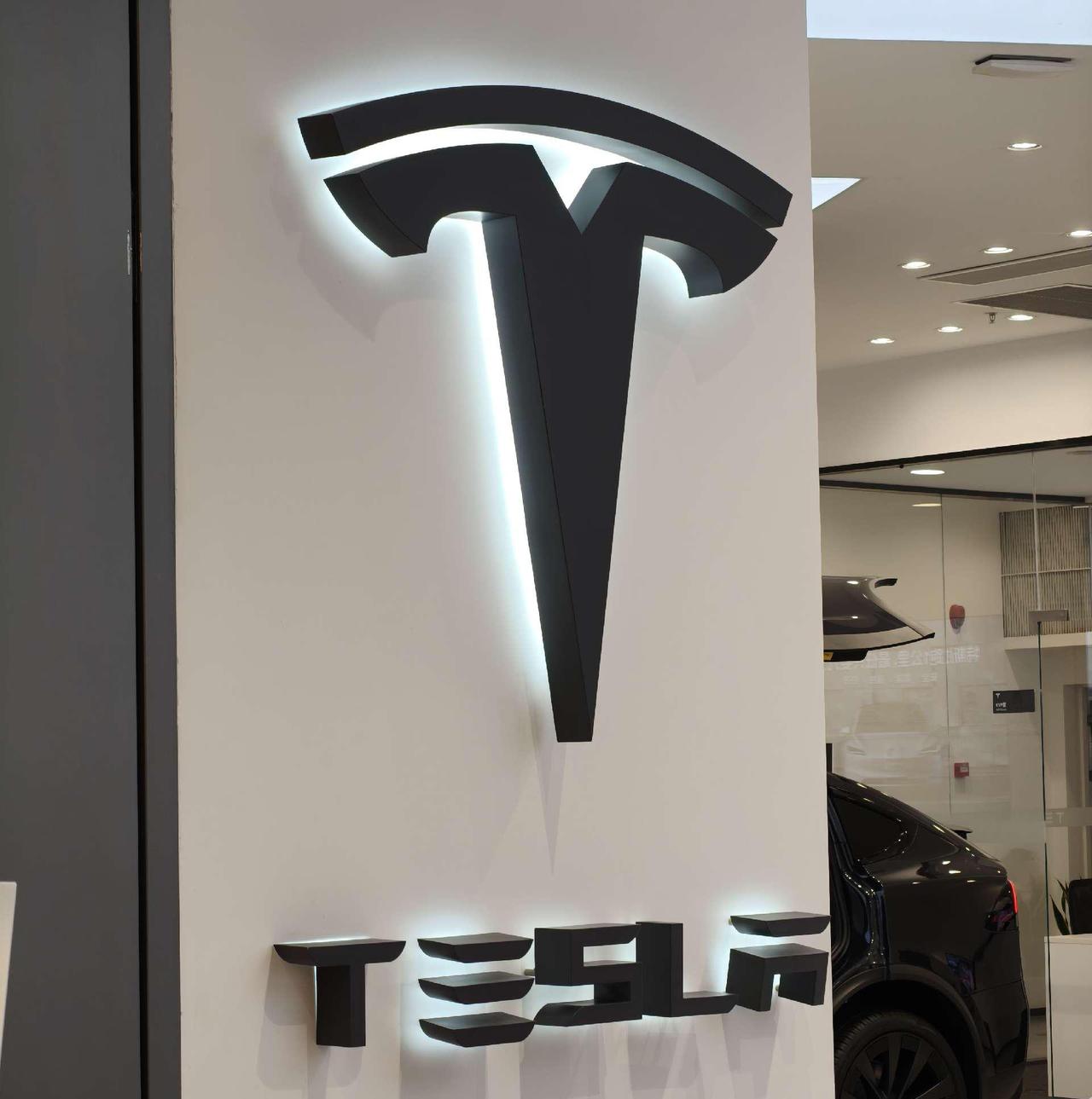 3月25日爆料，特斯拉Model 3标准版登陆中国市场，上海超级工厂产线已就位，