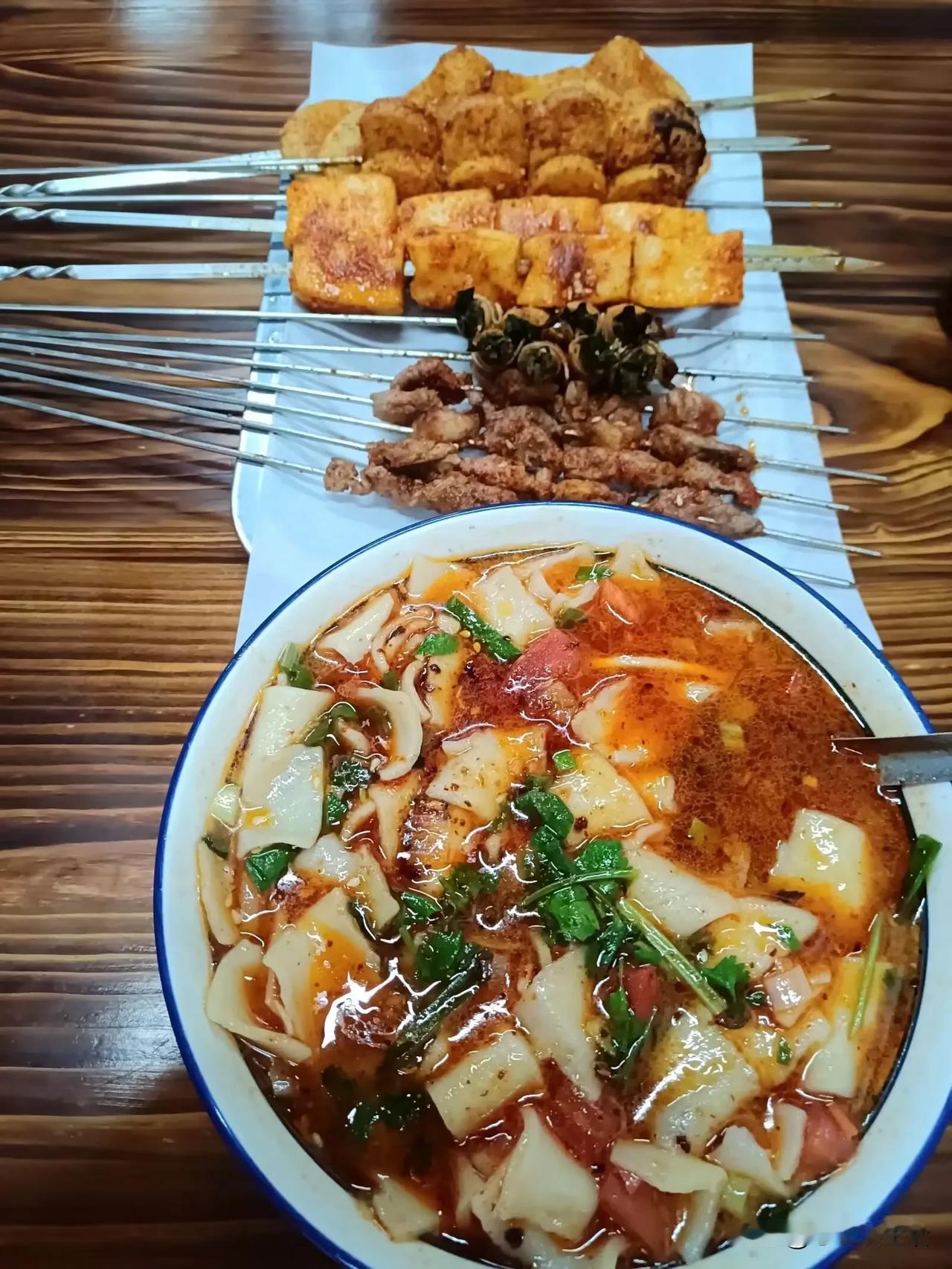 简简单单一碗酸汤面片，搭配几串烤肉，再来点烤素菜。成年人快乐的一顿晚饭。