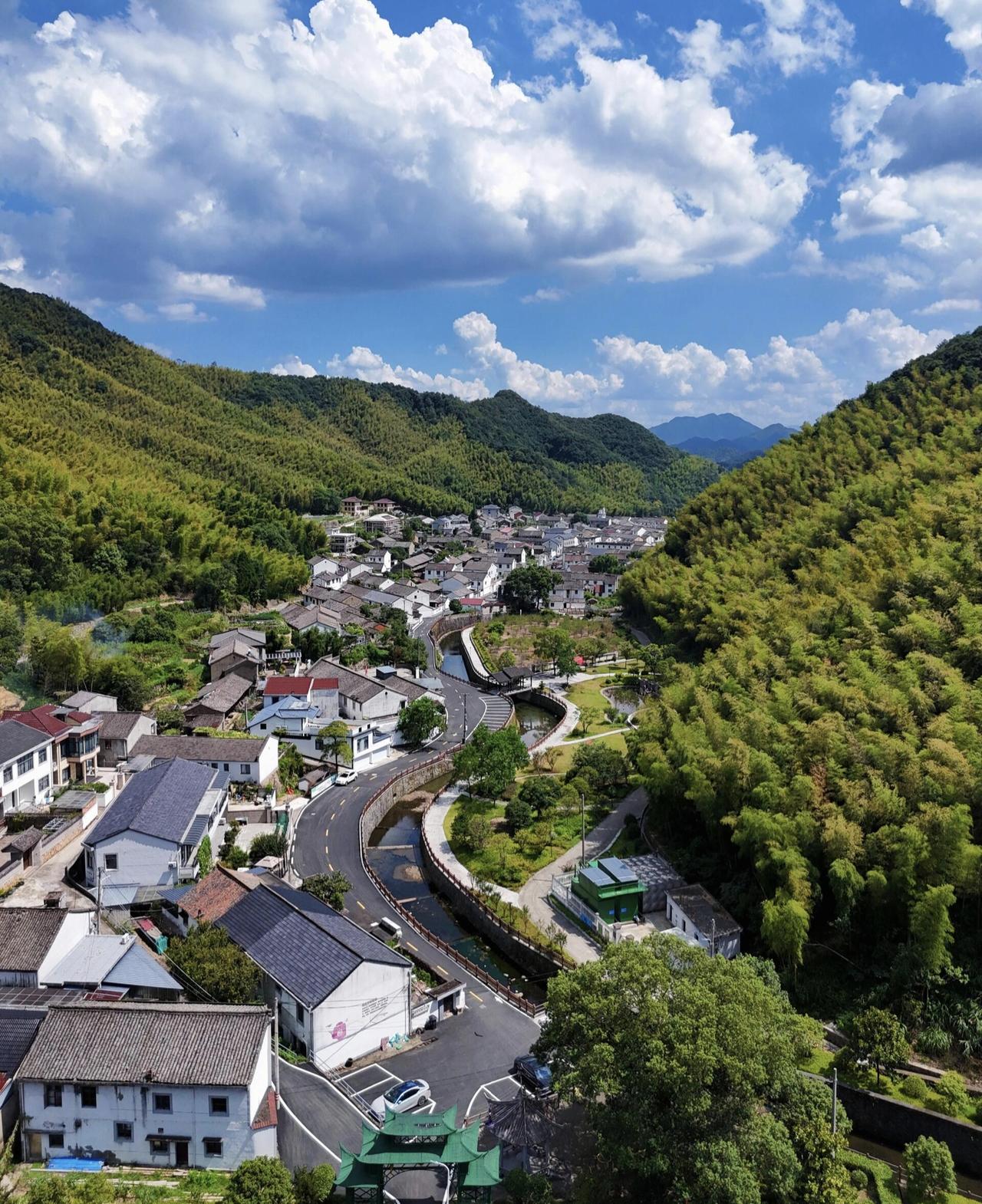 重读《徐霞客游记》开篇那句“自宁海出西门”，从前只当是写景。走完浙东宁海、天台三