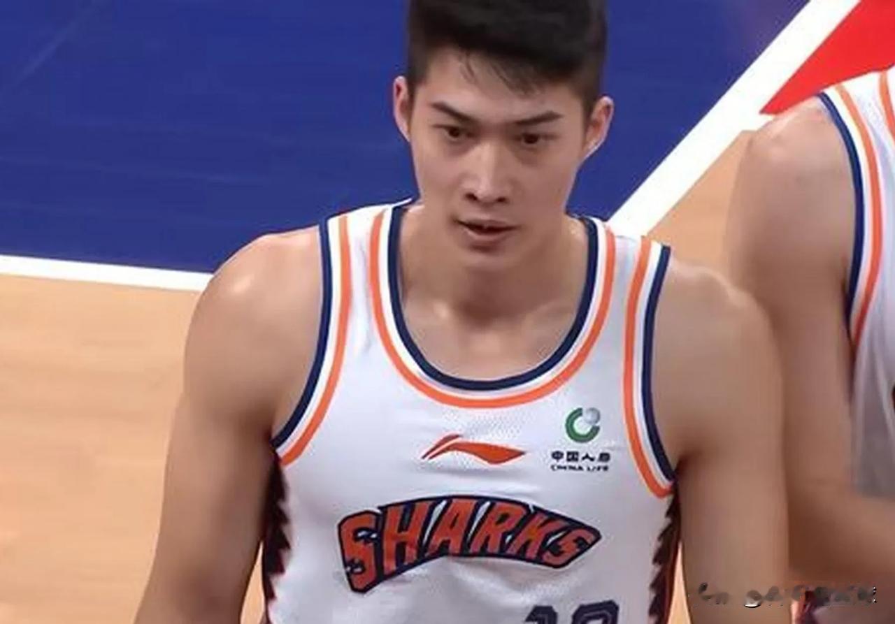 CBA休赛期首笔交易诞生！北京时间7月10日下午，上海男篮与江苏男篮进行了球员交