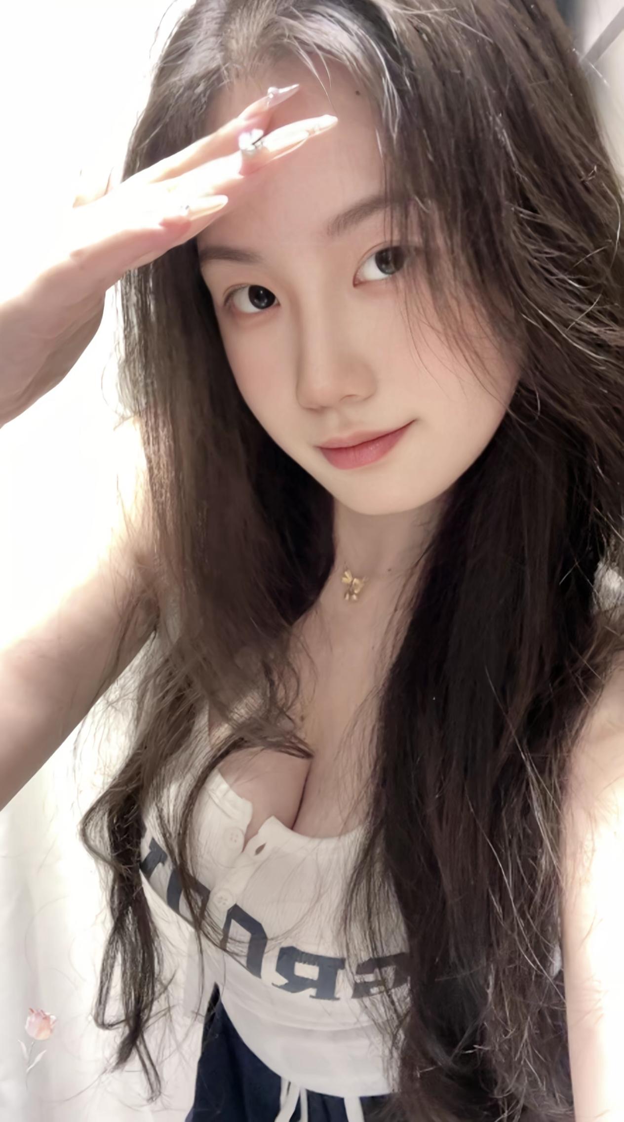 长发飘飘，玉佩轻摇。