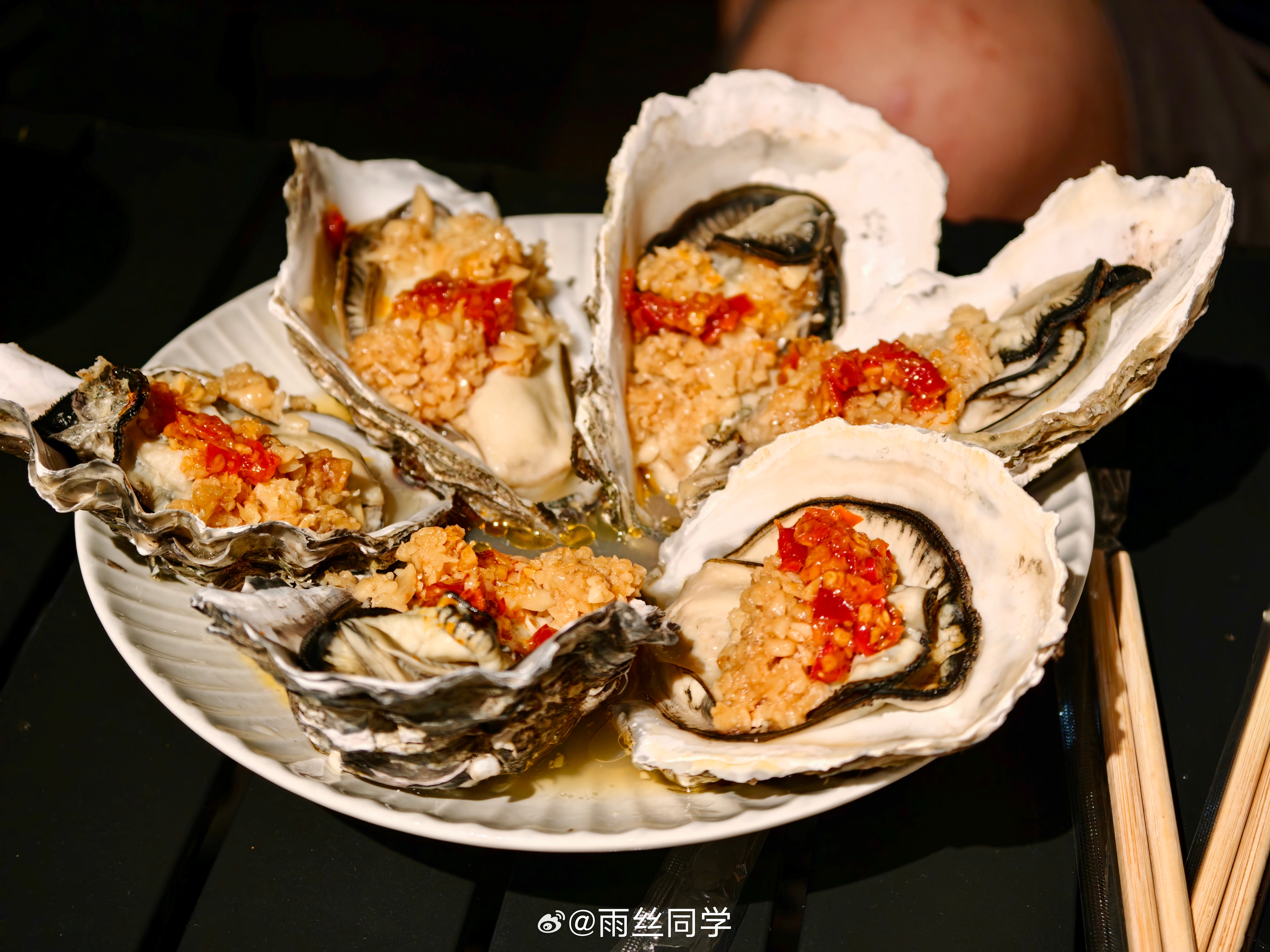 在海边吃海鲜就是老板过来问你：我现在下去捞上来处理，大概要20分钟能等吗？大家异