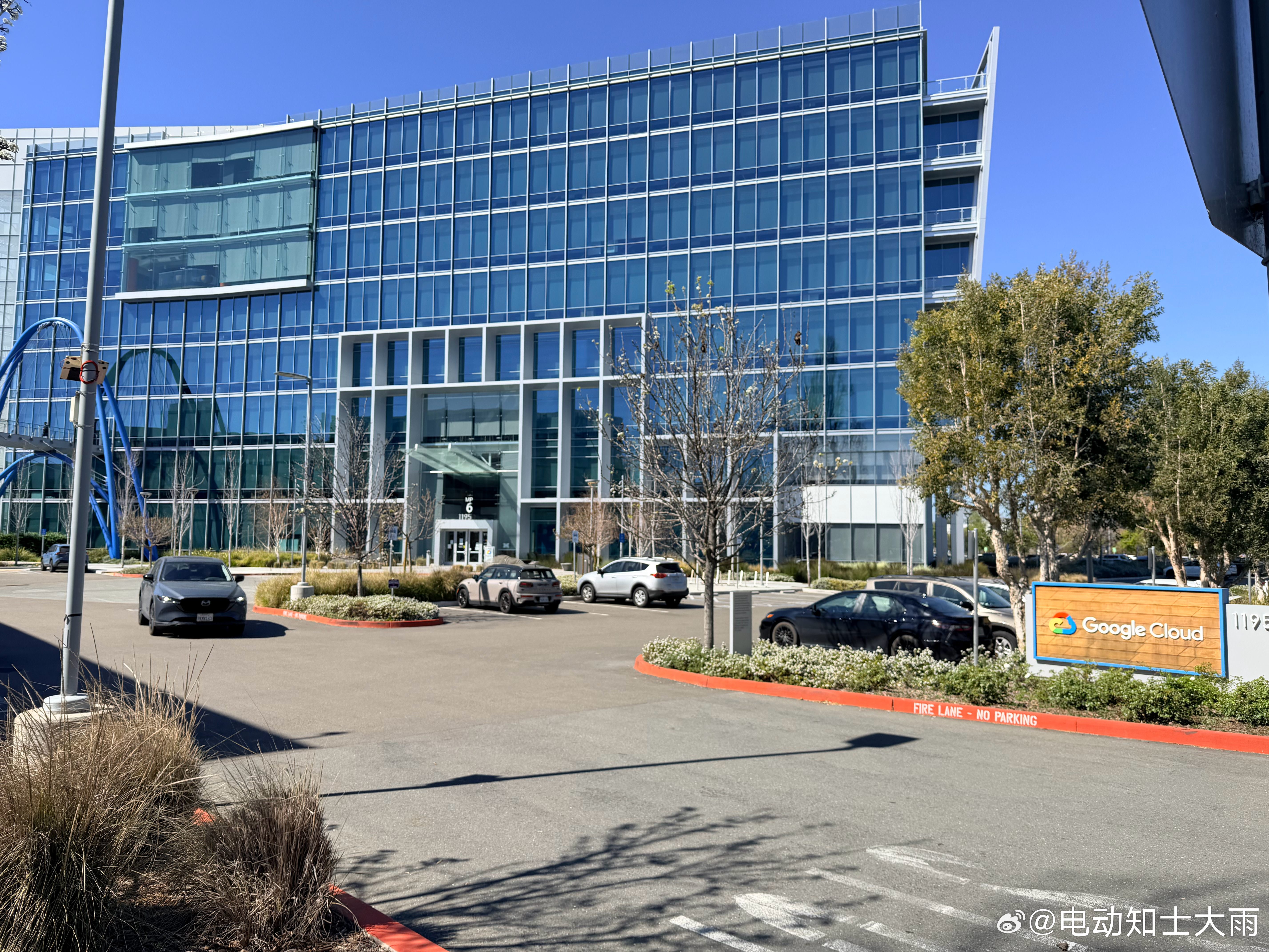 今天开FSD V14到Google打卡，跟朋友一起吃了食堂，感受了下谷歌的企业文