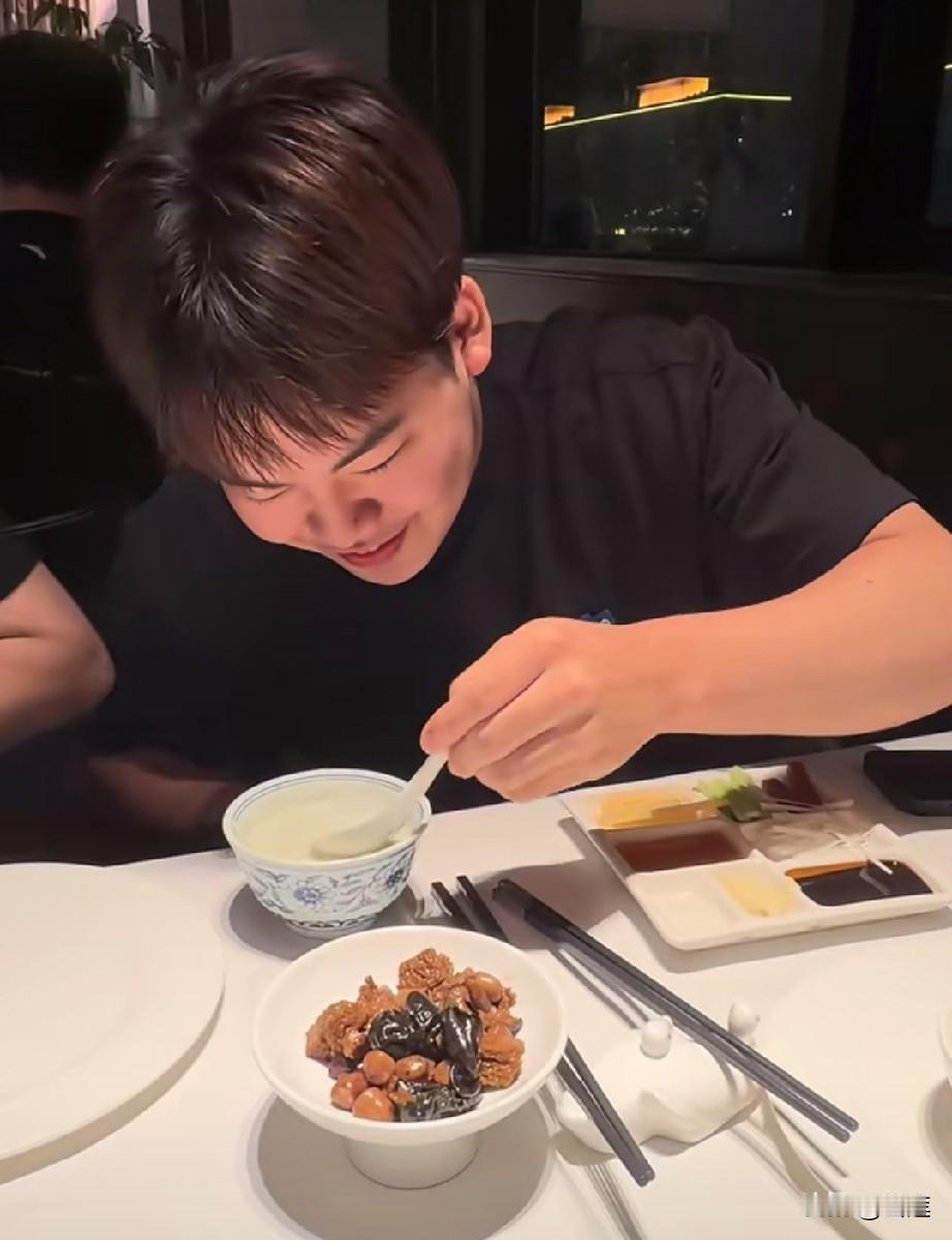 松岛辉空正在挑战喝老北京豆汁！

没想到松岛少爷以前来北京多次比赛，但是对于老北