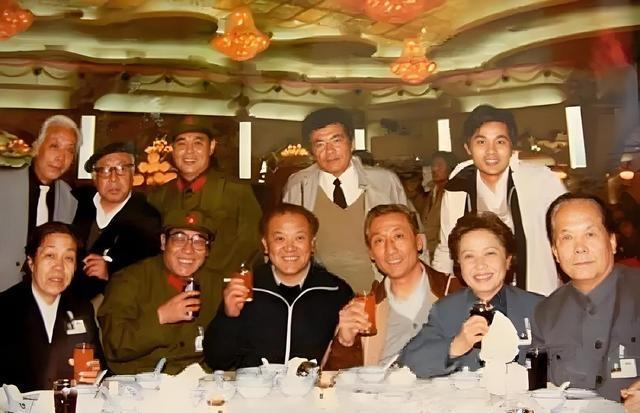 一张老照片：我只认出了前排的曲云、赵汝平、言小朋、林默予；后排也只认出了郭允泰、