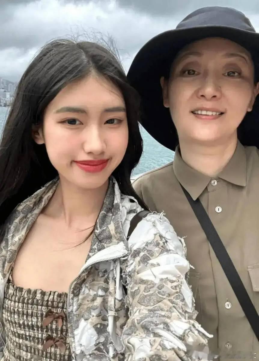 冯小刚的养女徐朵在社交平台晒出自己的一组度假照片，刚过十八岁的她出落得亭亭玉立，