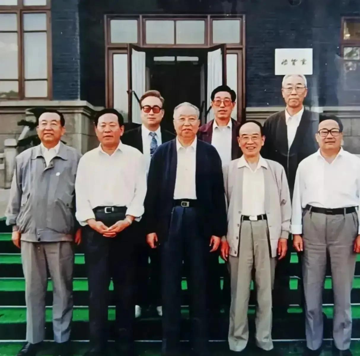 1995年，华老晚年，一张罕见的留影，照片中的他穿着黑色的夹克，里面套着一件白衬