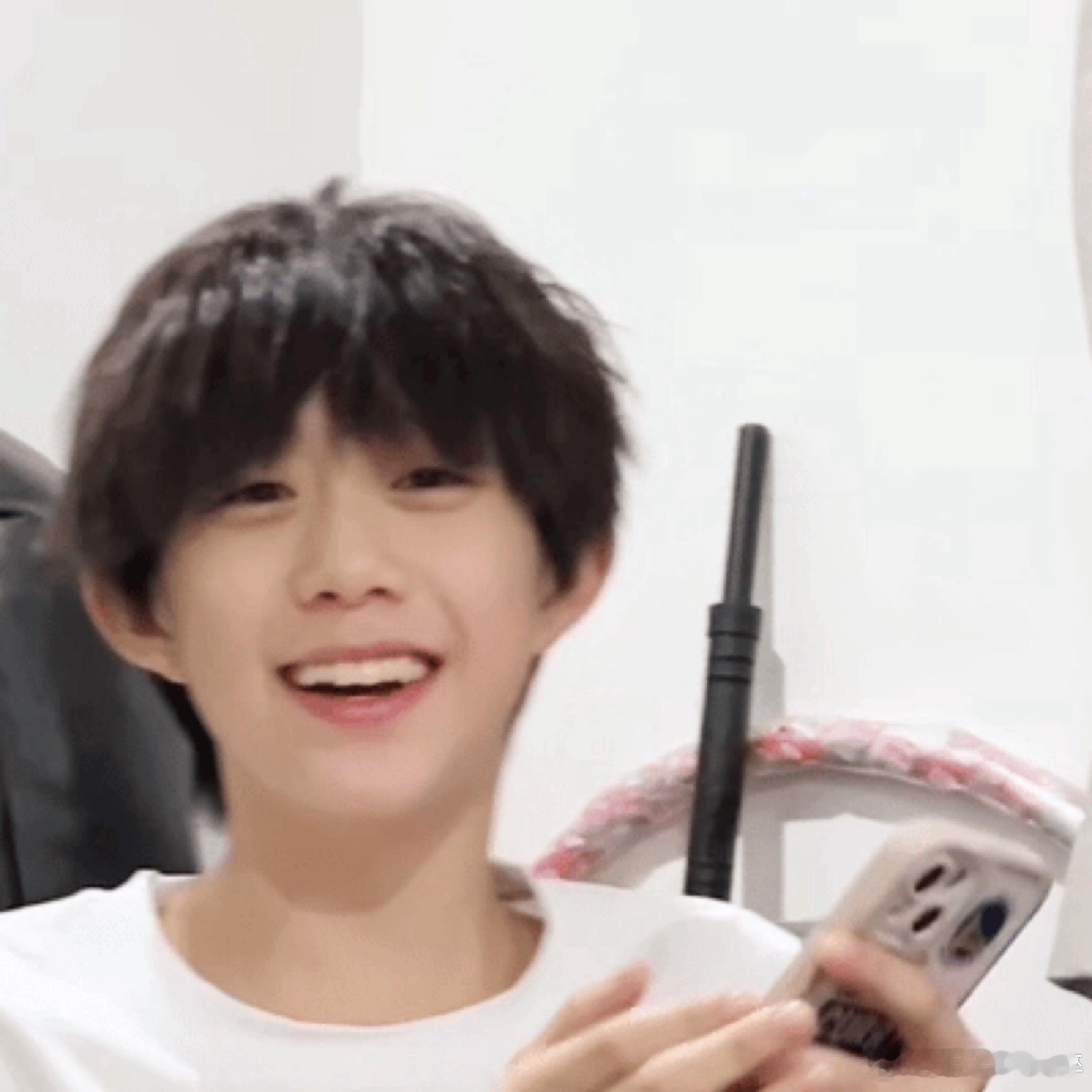 陈奕恒 笑一笑没什么大不了～˃̶͈◡ ˂̶͈ 