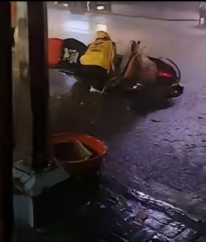 破防了！成都，一个29岁的小伙点夜宵，快一个钟头没送到，突然骑手打来电话，带着哭