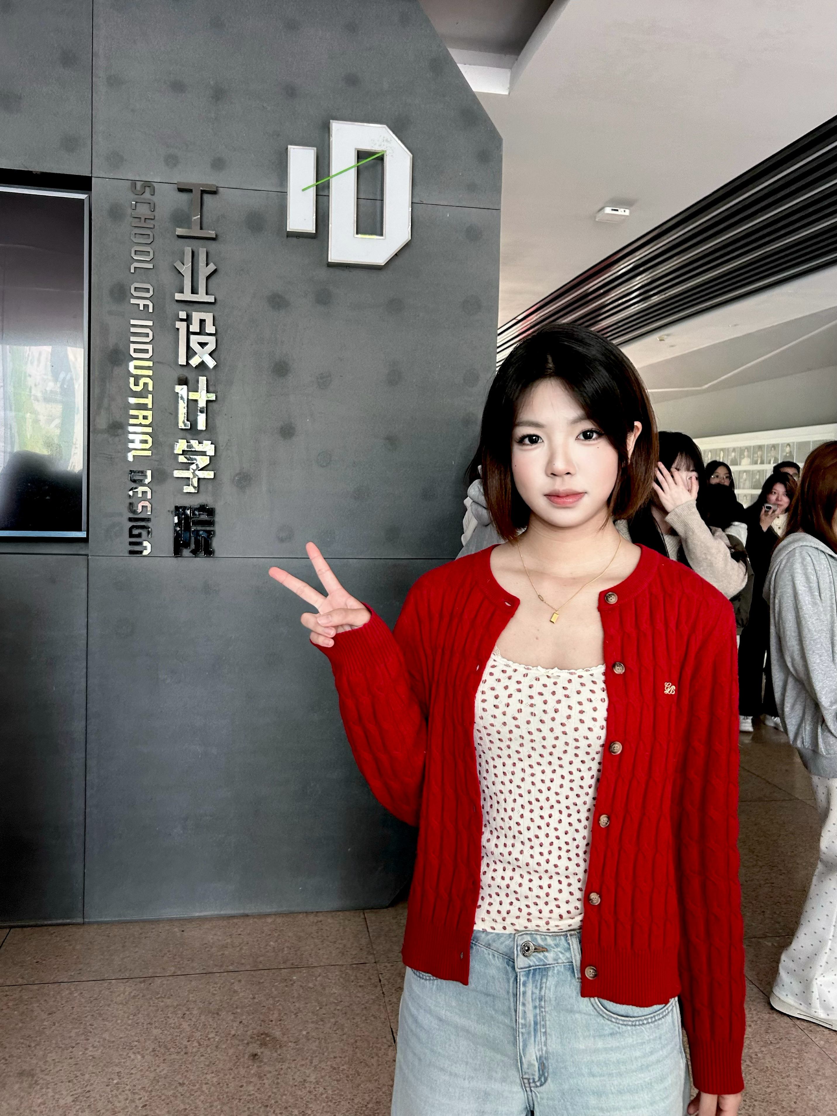 今日答辩中🎓˶⁃ ω ⁃˶（虽然其实我是视传的🌚正好站在工业门口了） 