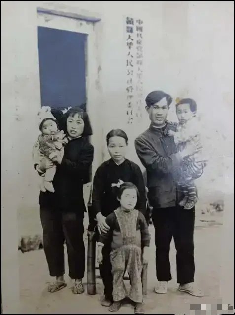 发现一张1954年老照片，赣县某区委书记的妻子竟然穿草鞋！ 