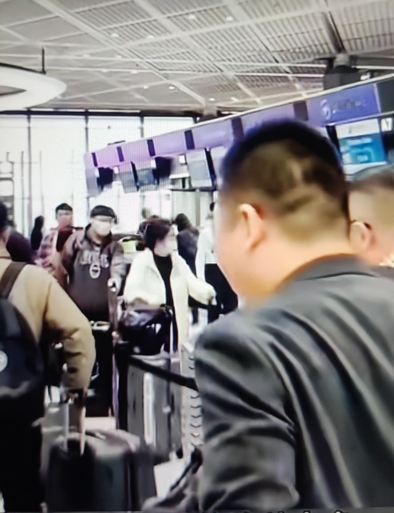 听人劝，吃饱饭。
当初非要前往日本，如今可好！
航班取消，买不到票的人不计其数。