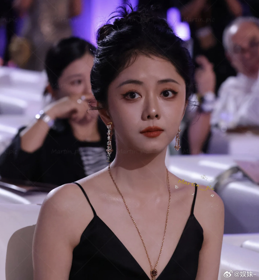 谭松韵这图确实很生，100%纯生图 ​​​