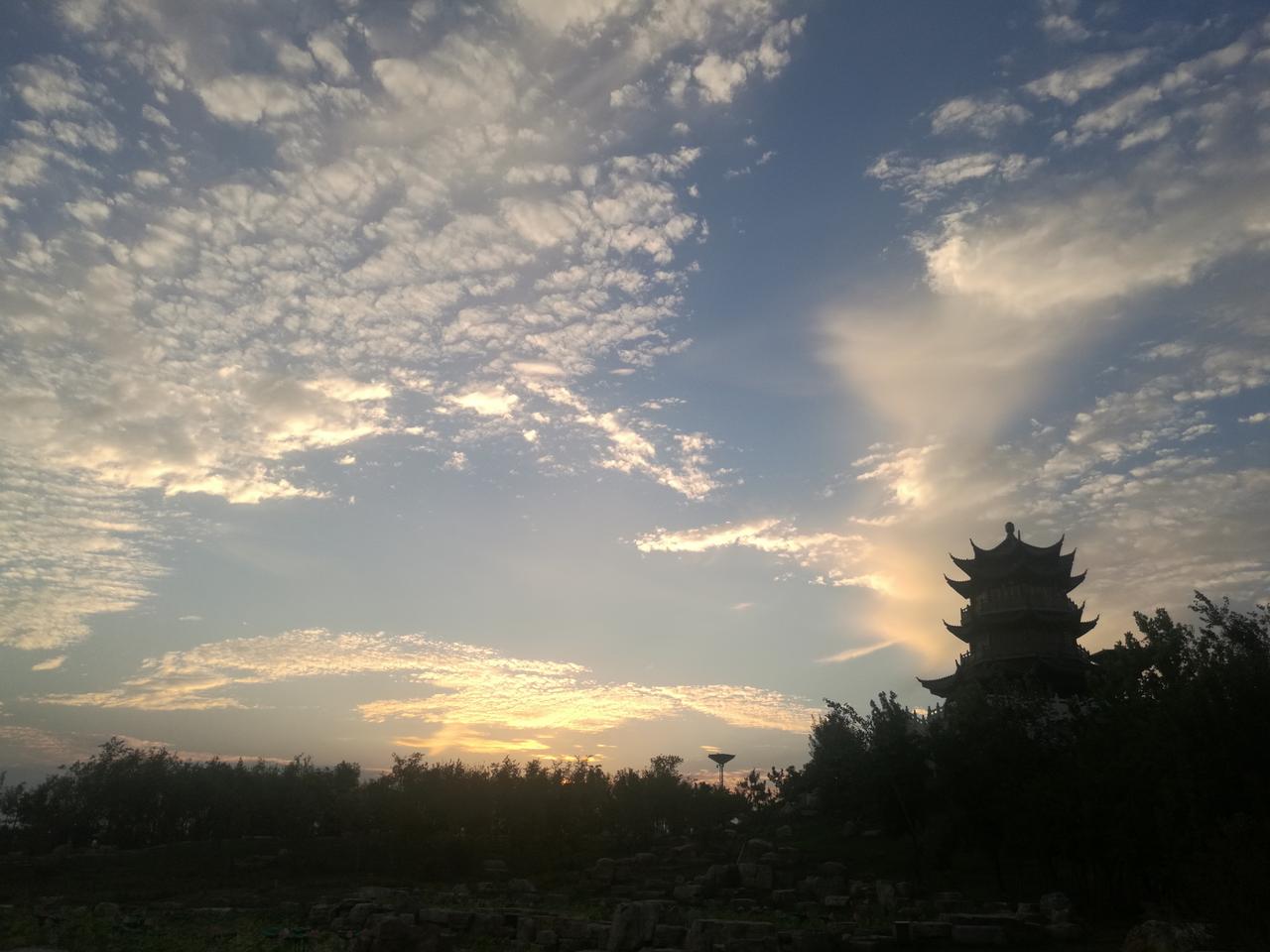 晒晒你拍的夕阳西下时的美丽风景夕阳西下时的清风湖湖心岛上的清风阁。
