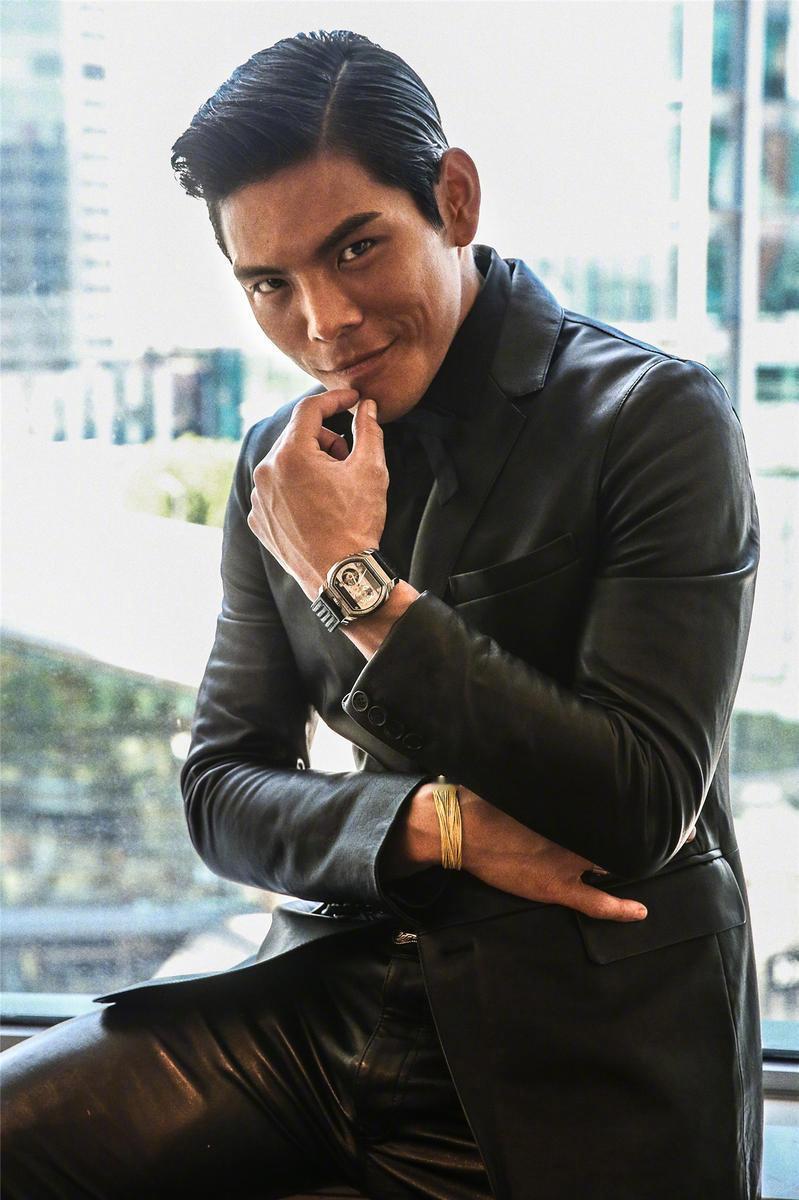 明洞偶遇向佐 街头偶遇向佐也太惊喜了！随性混搭的穿搭简约又大气，松弛自然的气场在