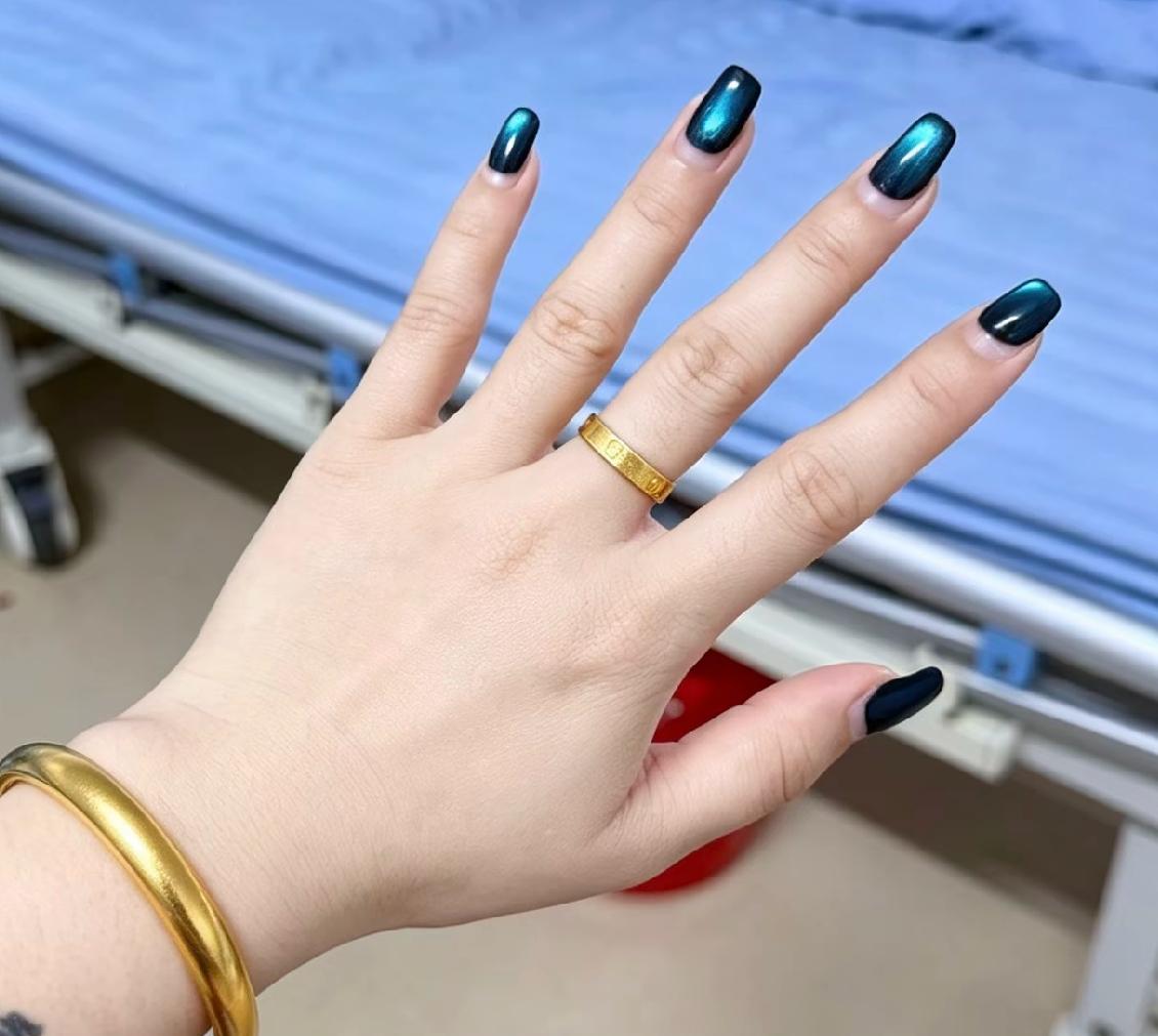 我老板是位女士，就职的是家上市公司。她手上戴着颗6克拉的大钻石。我们办公室的人都