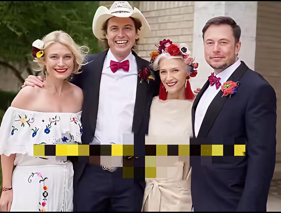 马斯克和他的妈妈，还有弟弟妹妹。他的妈妈和弟弟妹妹都打扮的花枝招展的。马斯克兄妹