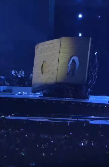 蔡依林演唱会道具书出故障蔡依林道具书故障蔡依林道具书故障，好危险 