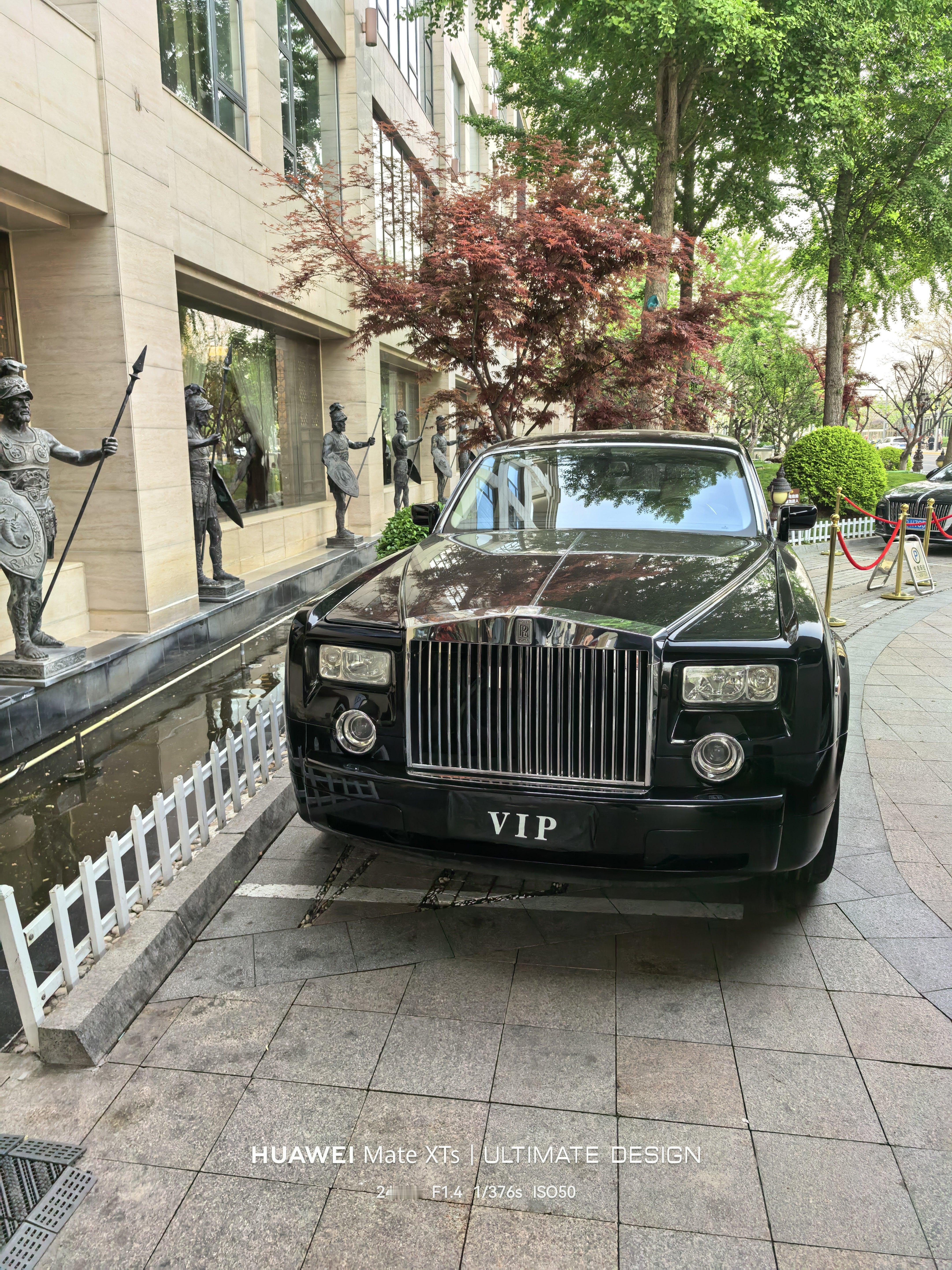 到北京了。一下车就是一台老7代幻影快20年了，这个外观依旧尊贵 