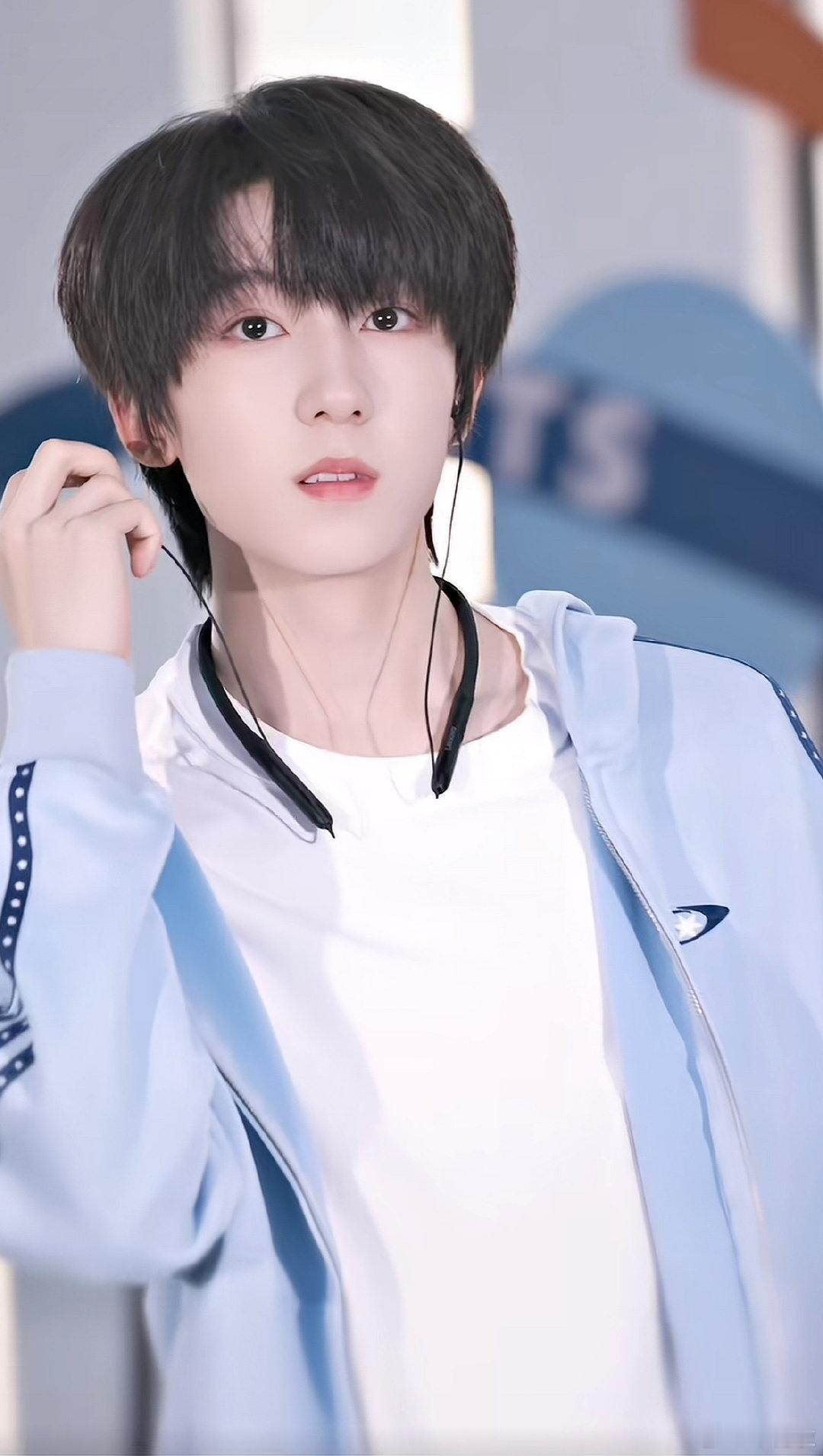 杨博文单人cha好会跳被杨博文的单人cover狠狠惊艳，熬夜拍摄依旧状态满分，力