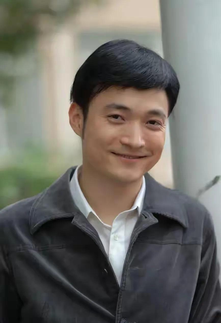 谁还记得这张自带喜剧色彩的脸，那时候的他也挺帅的，可如今胖成了大叔，和当年在《武