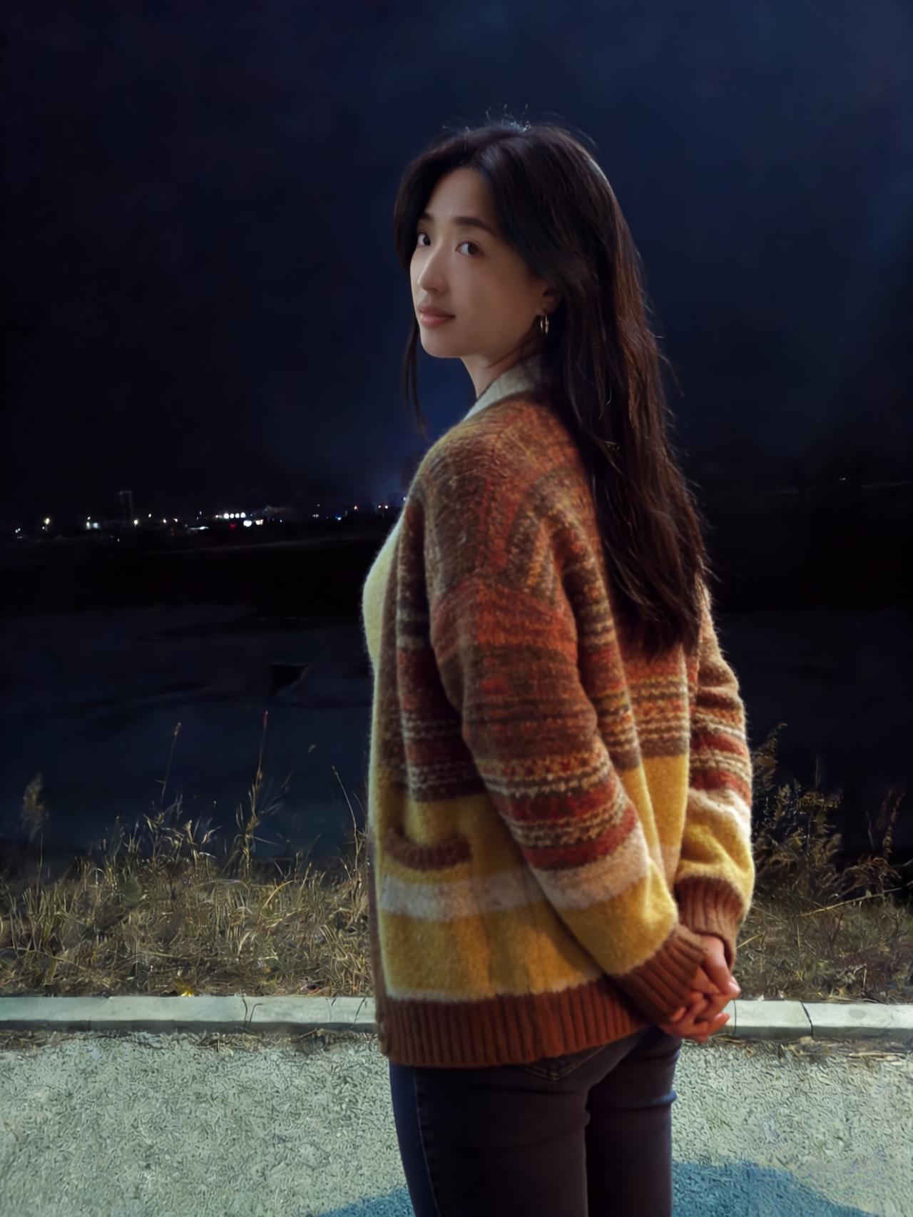 郊野沉寒夜，长空缀远星。
佳人临晚风，彩缕织衣轻。
发鬓随云动，眸光带月盈。
回