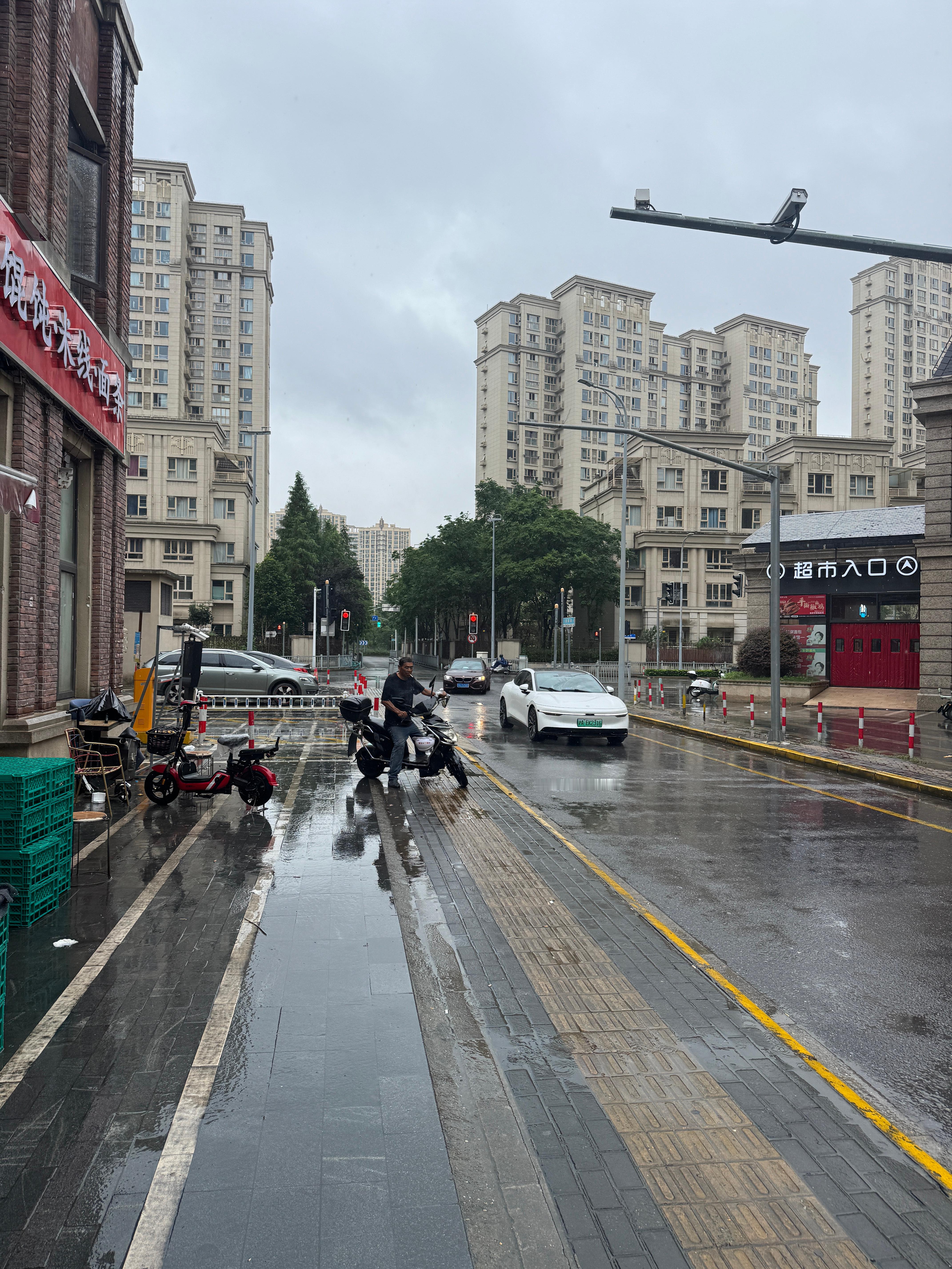 天天打车也花不了多少钱，为什么还要买车？这是个经典问题。但当我像现在这样，下雨天