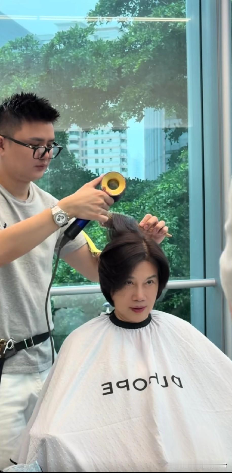 格力董事长董明珠真的是一位爱美之人。

最近，董明珠去广州一家高级发廊理发，店长