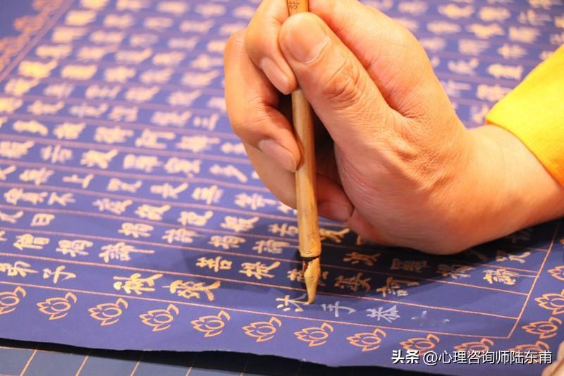 为什么抄书能够让人静心呢？原因如下：
一：在抄写的过程当中，在心理学上被称之为进